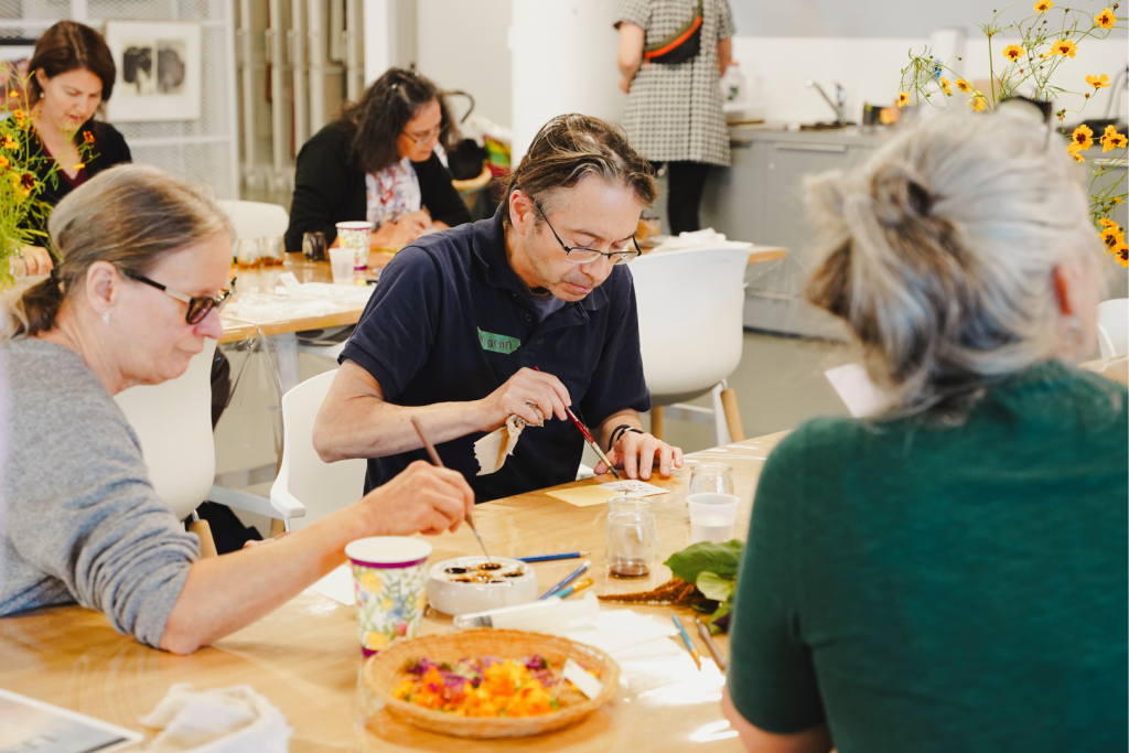 Des employés d'une entreprise participent à un atelier d'art plastique
