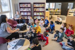 Des élèves de l’école primaire du Sacré-Cœur participent aux ateliers de chant choral à la bibliothèque de Gatineau