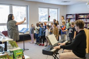 Des élèves de l’école primaire du Sacré-Cœur participent aux ateliers de chant choral à la bibliothèque de Gatineau