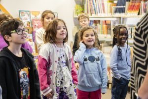 Des élèves de l’école primaire du Sacré-Cœur participent aux ateliers de chant choral à la bibliothèque de Gatineau