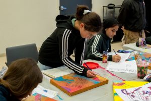 Des jeunes de Longueuil créent leur propre toile de graff avec l'aide de l'artiste Korb