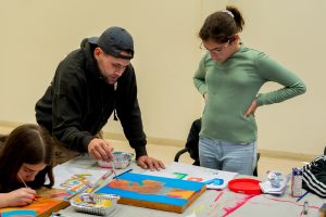 Des jeunes de Longueuil créent leur propre toile de graff avec l'aide de l'artiste Korb