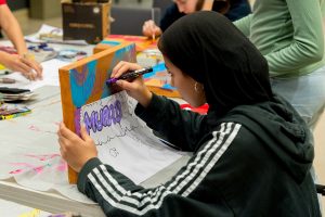 Des jeunes de Longueuil créent leur propre toile de graff avec l'aide de l'artiste Korb