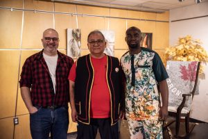 Les trois conteurs Jean-Patrick Brisson, Ovila Fontaine et Aziz Ouedraogo