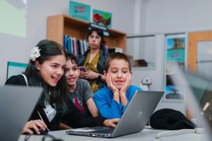 Des enfants explorent les bibliothèques de rêve produites dans le jeu Minecraft