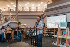 L'artiste Frank Poule s'adresse au public lors du lancement de l'exposition