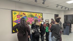 Le public admire la mosaïque collective