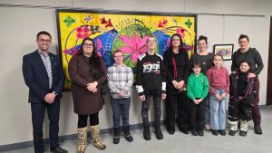 Jean-Philippe Boutin, maire de Saint-Félicien et les artistes Vicky Tremblay (Mosaïque sociale) et Eruoma Awashish entourés des participants du projet Racines plurielles