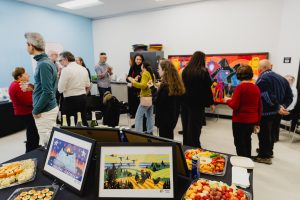 Vue d'ensemble de l'événement de vernissage à la bibliothèque Joséphine-Marchand