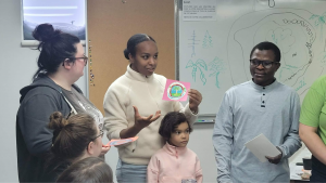 Des participants à l'atelier présentent leur création