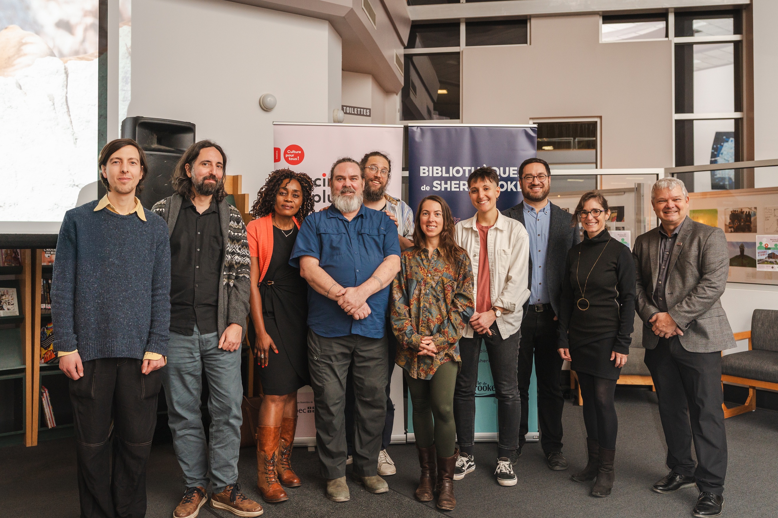 De gauche à droite : François Mathieu (concepteur de jeux vidéo), Jean-François Vachon (documentariste), Léopoldine Leumeni (Cégep de Sherbrooke), Erik Beck (Sporobole), Frank Poule (artiste), Marie-Hélène Montigny (graphiste), Emilie Gomez (Culture pour tous), Joel Kerr (Ville de Sherbrooke), Nathalie Malo (Ville de Sherbrooke), Rémi Demers (bureau de Geneviève Hébert, députée de Saint-François) – Photo: Jean-Michel Naud Photo Vidéo.