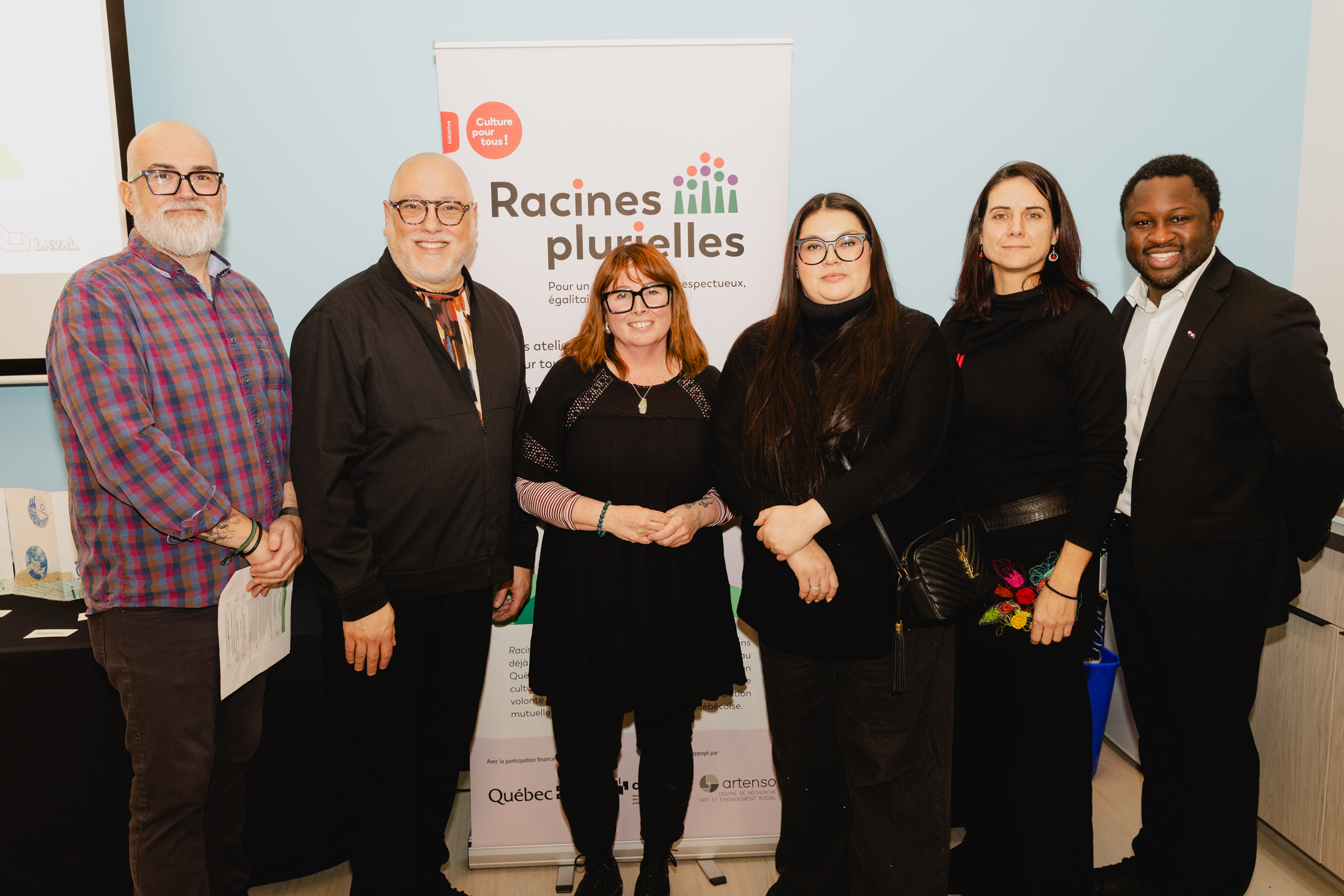 Benoît Desgreniers (responsable de la bibliothèque Joséphine-Marchand et de la Bibliomobile, Ville de Laval), Michel Vallée (président-directeur général, Culture pour tous), Sandra Michaud (artiste, ruche d’art HONA-Espace créatif), Eruoma Awashish (artiste), Vicky Tremblay (artiste, Mosaïque sociale) et M. Mohammed Bâ (conseiller municipal pour Le Carrefour, Ville de Laval) – Photo par : Gabriel Fournier