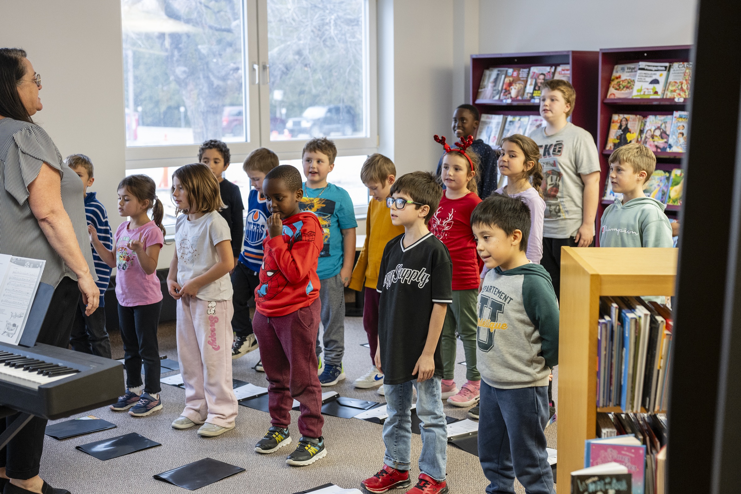 Des élèves de l’école primaire du Sacré-Cœur lors d’un atelier de rencontres interculturelles et de création collective à travers le chant choral – Photo : Marie-Andrée Blais