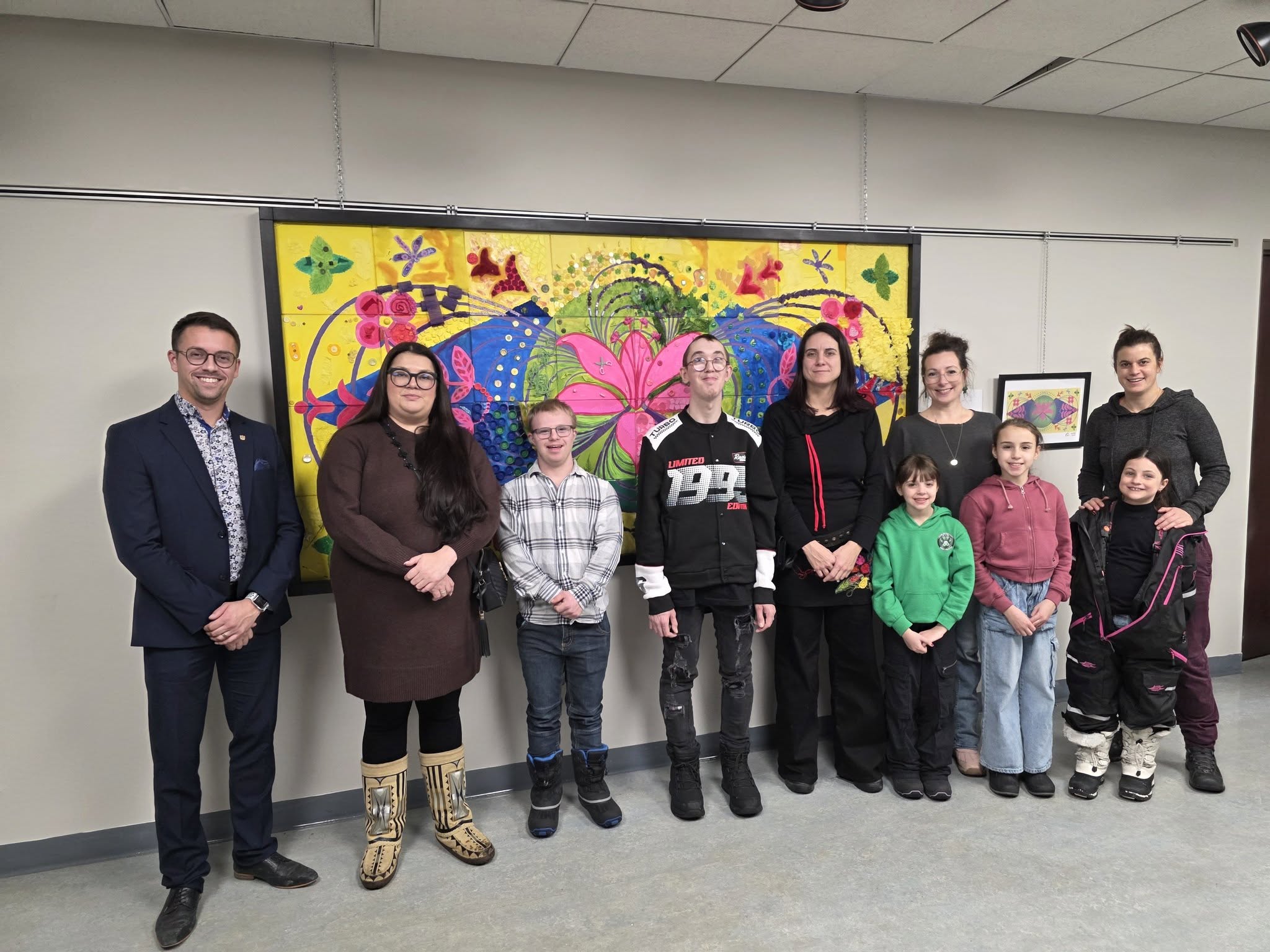Jean-Philippe Boutin, maire de Saint-Félicien et les artistes Vicky Tremblay (Mosaïque sociale) et Eruoma Awashish entourés des participants du projet Racines plurielles - Photo : Mosaïque sociale