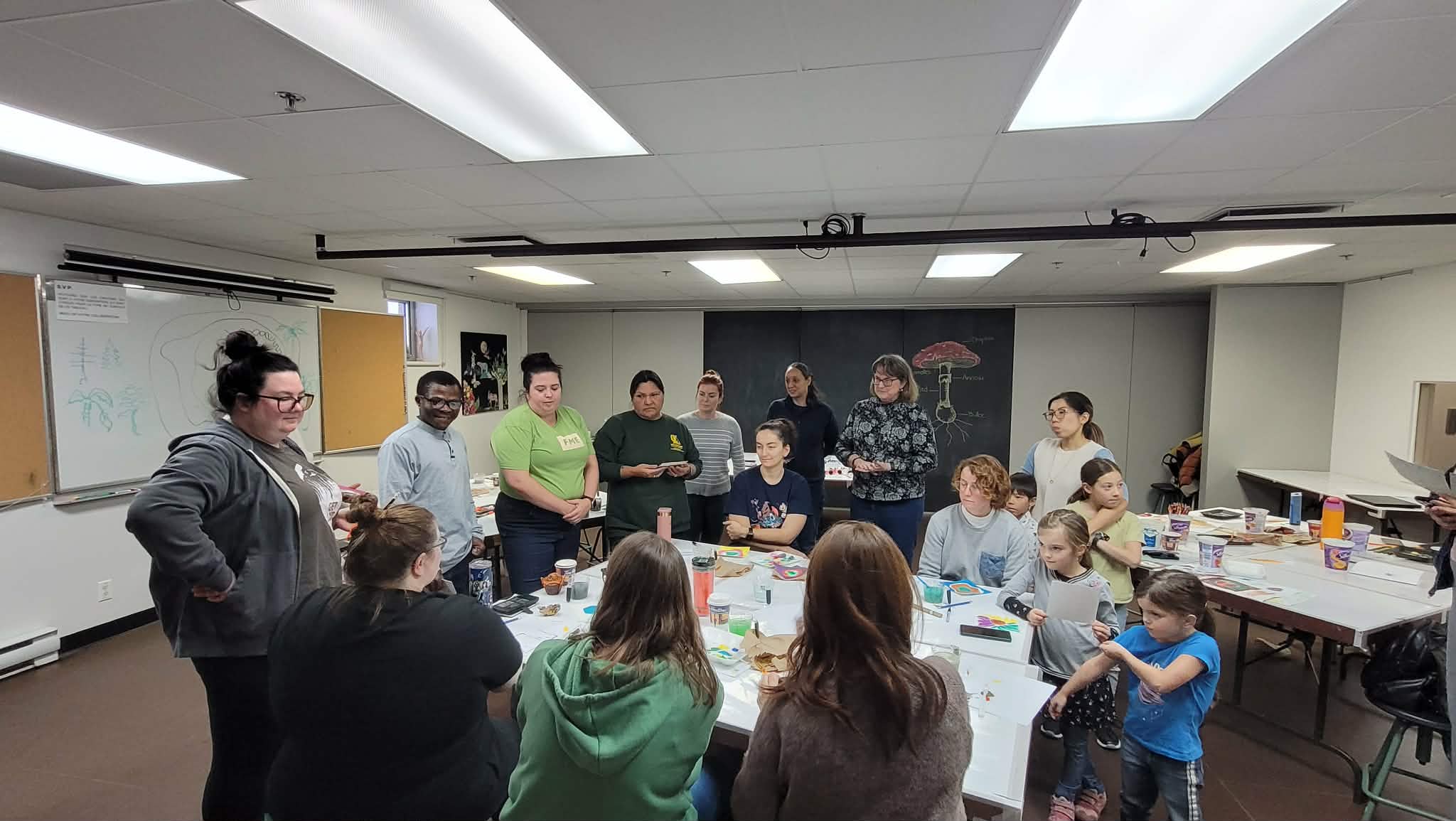 Un atelier de rencontre interculturelle lors duquel les participants ont pu échanger sur leur vécu et laisser libre cours à leur créativité – Photo : Ville d’Amos