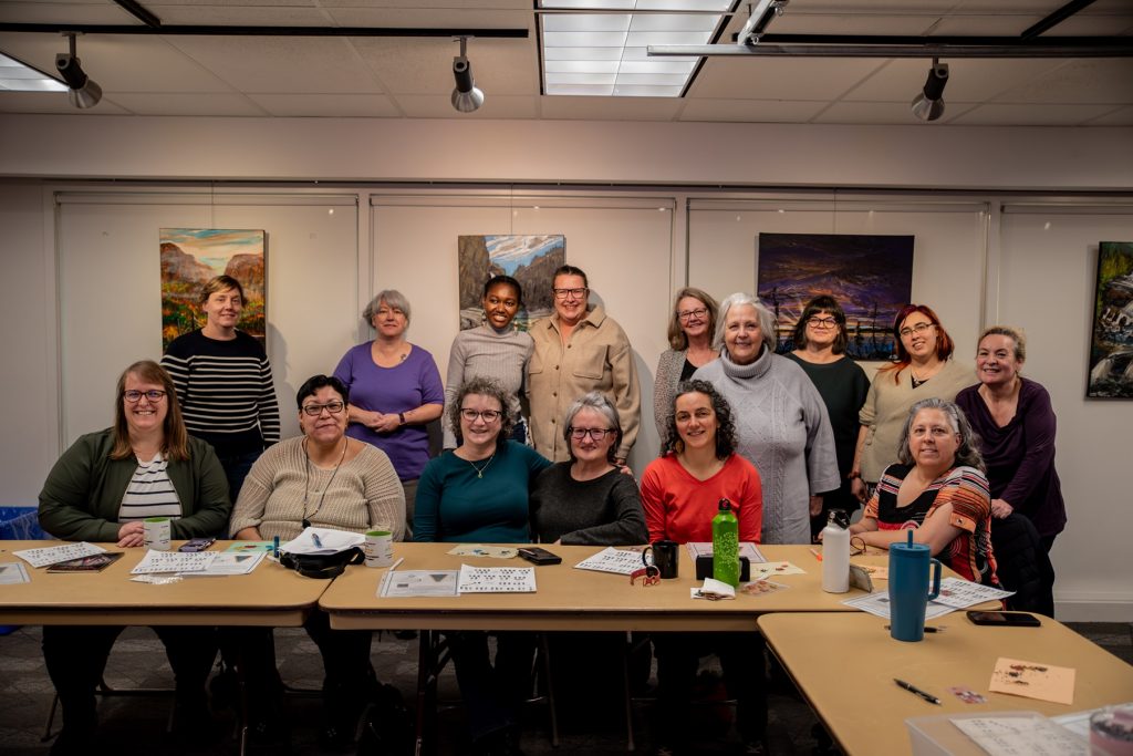 Les participantes à l’atelier de perlage et l’artiste Catherine Labbée – Photo : Marie-Jeanne Tremblay 