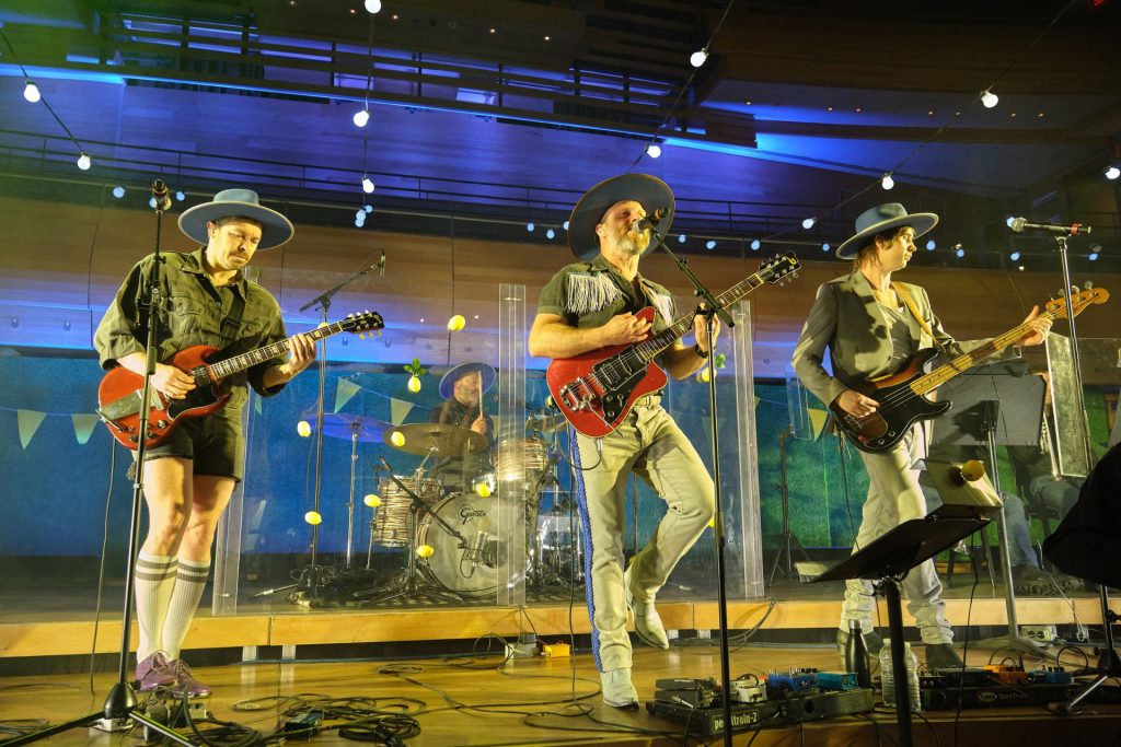 Bleu Jeans Bleu interprète la Chanson à l'école 2026